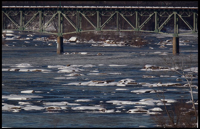 _5SB8653 ice on the james.jpg